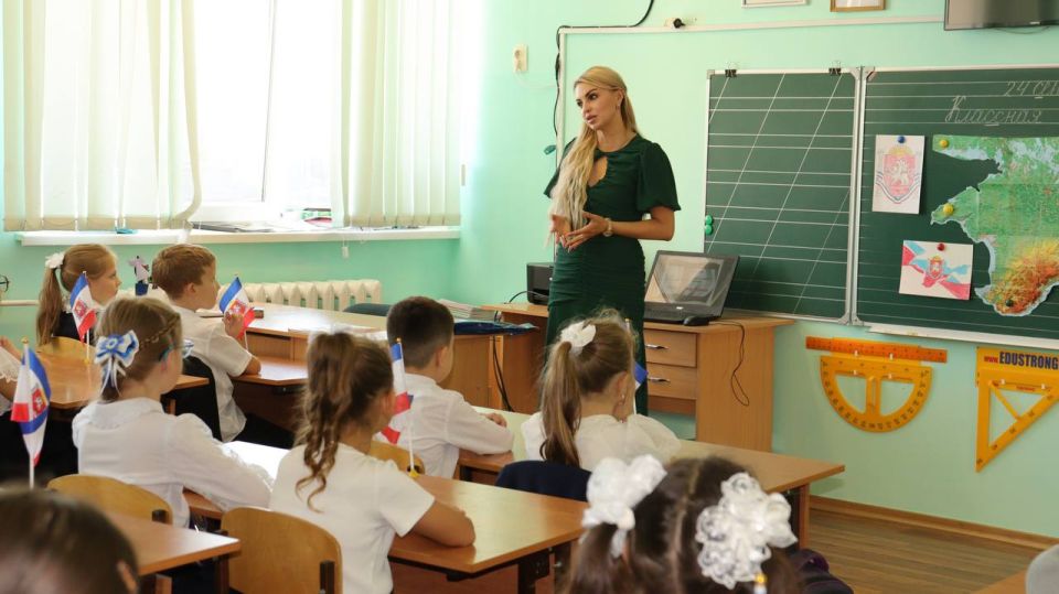 Анастасия Гридчина: Провела парламентские уроки приуроченные ко Дню Государственного герба и флага Республики Крым Анастасия Гридчина: Провела парламентские уроки приуроченные ко Дню Государственного герба и флага Республики Крым