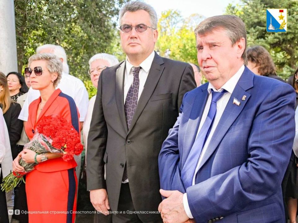 На площади Нахимова у здания Дома Москвы открыли мемориальную доску в честь бывшего мэра Москвы Юрия Лужкова На площади Нахимова у здания Дома Москвы открыли мемориальную доску в честь бывшего мэра Москвы Юрия Лужкова