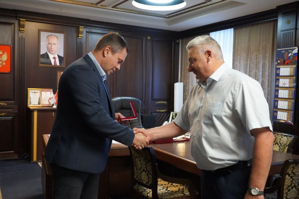 Глава администрации Олег Каторгин поздравил с личным праздником и вручил награду Сергею Егорову Глава администрации Олег Каторгин поздравил с личным праздником и вручил награду Сергею Егорову