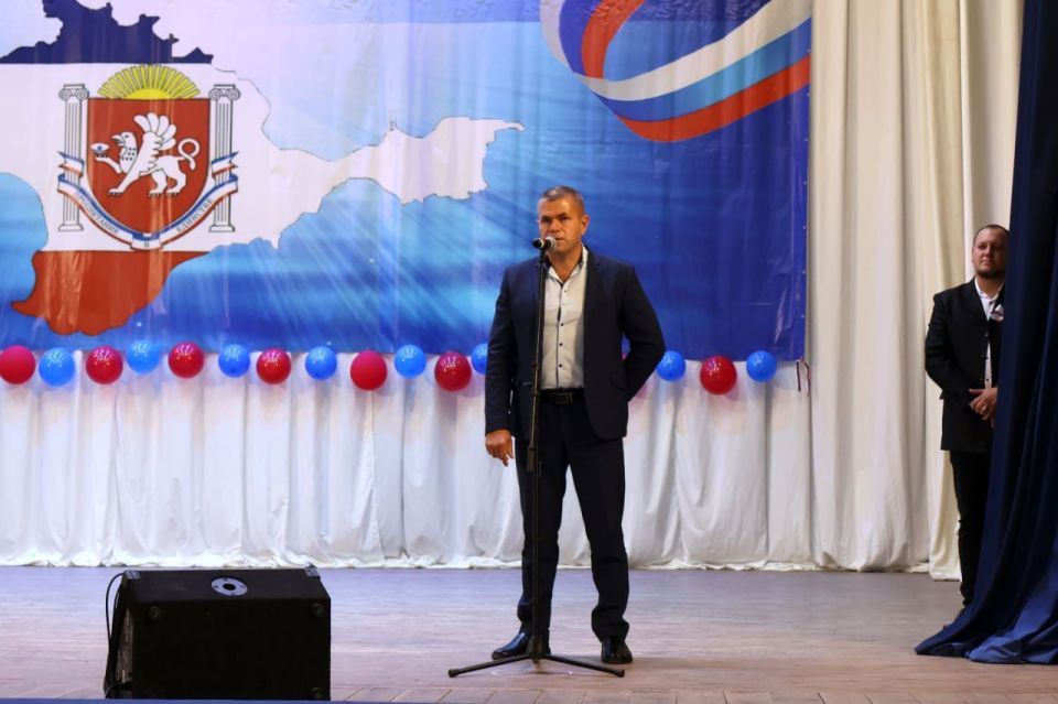 24 сентября, в день Общекрымского праздника – Дня Государственного герба и Государственного флага Республики Крым, в районном Доме культуры поселка Раздольное состоялся праздничный концерт «Символы, рожденные историей» 24 сентября, в день Общекрымского праздника – Дня Государственного герба и Государственного флага Республики Крым, в районном Доме культуры поселка Раздольное состоялся праздничный концерт «Символы, рожденные историей»