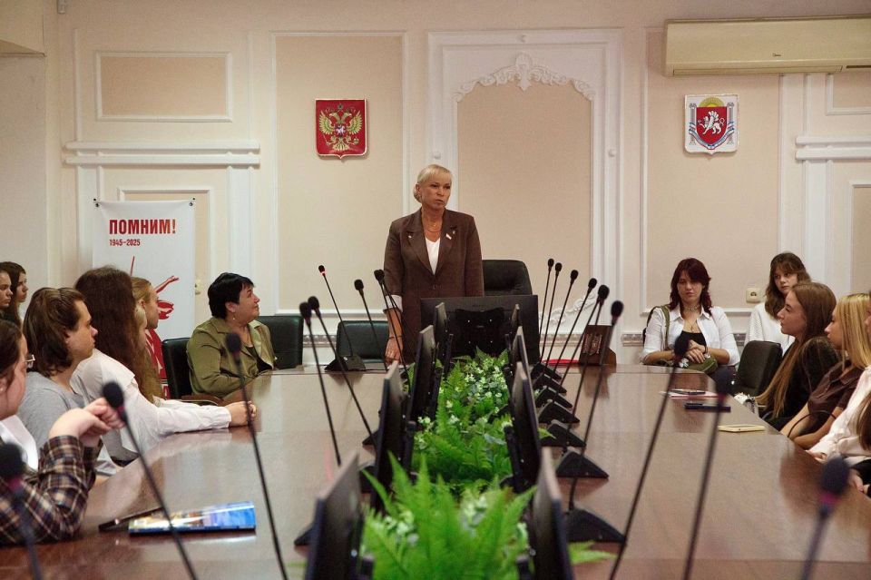 Лучшие студенты Крыма получили именные стипендии Госсовета Лучшие студенты Крыма получили именные стипендии Госсовета
