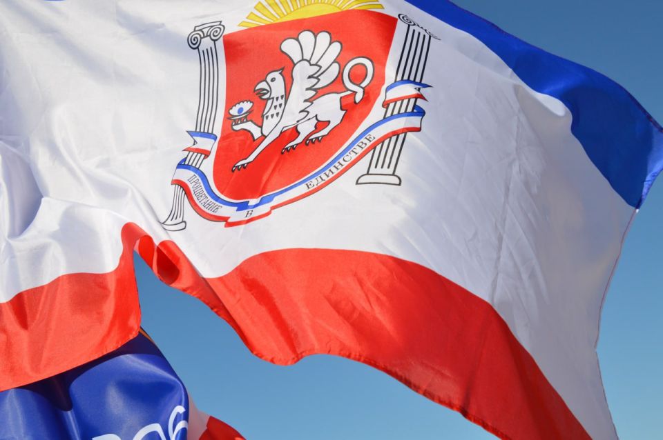 В Крыму спасатели подняли флаг республики на вершине Чатыр-Дага В Крыму спасатели подняли флаг республики на вершине Чатыр-Дага
