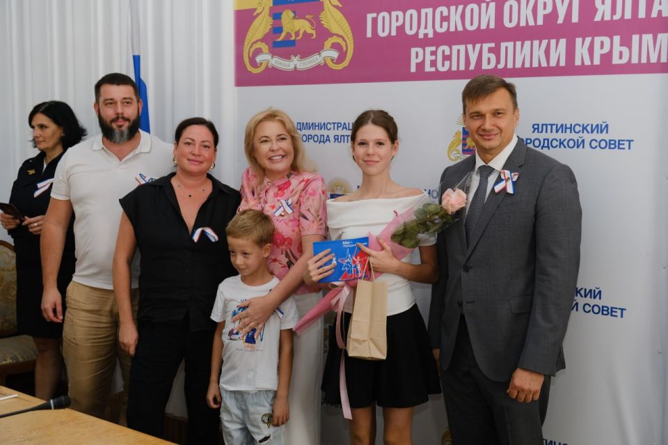 Янина Павленко: Особенный день для 16 юных ялтинцев, которых сегодня, в День Государственного флага и герба Республики, мы торжественно поздравили с получением паспортов! Янина Павленко: Особенный день для 16 юных ялтинцев, которых сегодня, в День Государственного флага и герба Республики, мы торжественно поздравили с получением паспортов!