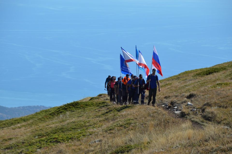 В Крыму спасатели подняли флаг республики на вершине Чатыр-Дага В Крыму спасатели подняли флаг республики на вершине Чатыр-Дага
