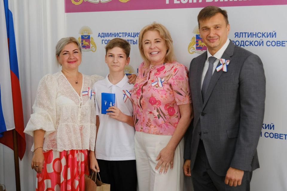Янина Павленко: Особенный день для 16 юных ялтинцев, которых сегодня, в День Государственного флага и герба Республики, мы торжественно поздравили с получением паспортов! Янина Павленко: Особенный день для 16 юных ялтинцев, которых сегодня, в День Государственного флага и герба Республики, мы торжественно поздравили с получением паспортов!