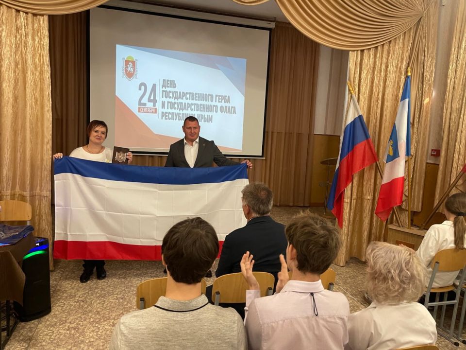Парламентский урок, посвященный Дню Государственного флага и герба Республики Крым, прошел в симферопольской школе №18 Парламентский урок, посвященный Дню Государственного флага и герба Республики Крым, прошел в симферопольской школе №18