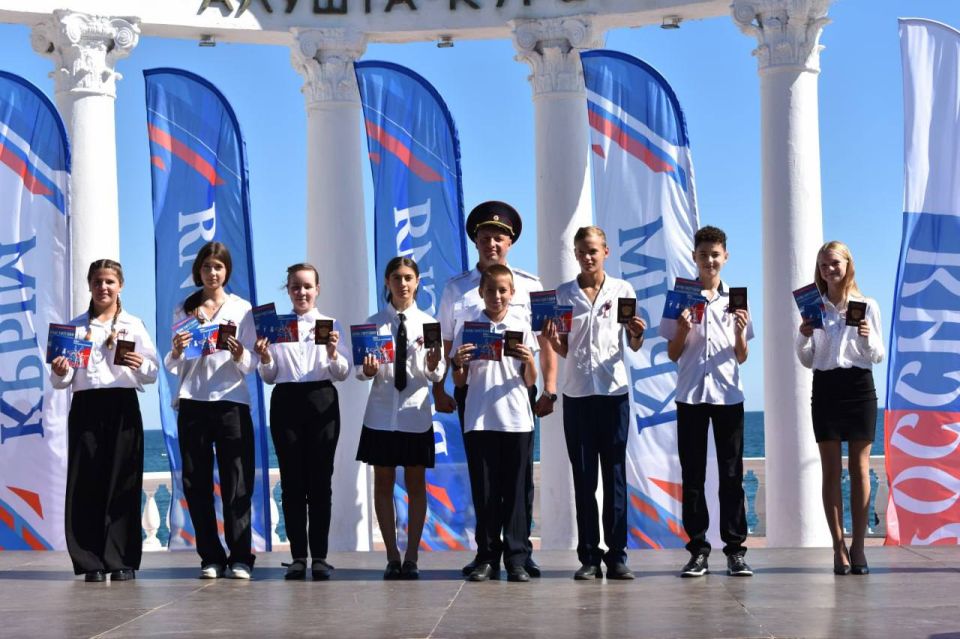 День флага и герба Республики Крым отметили на юге полуострова День флага и герба Республики Крым отметили на юге полуострова