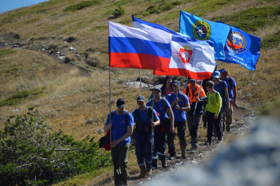 В Крыму спасатели подняли флаг республики на вершине Чатыр-Дага В Крыму спасатели подняли флаг республики на вершине Чатыр-Дага