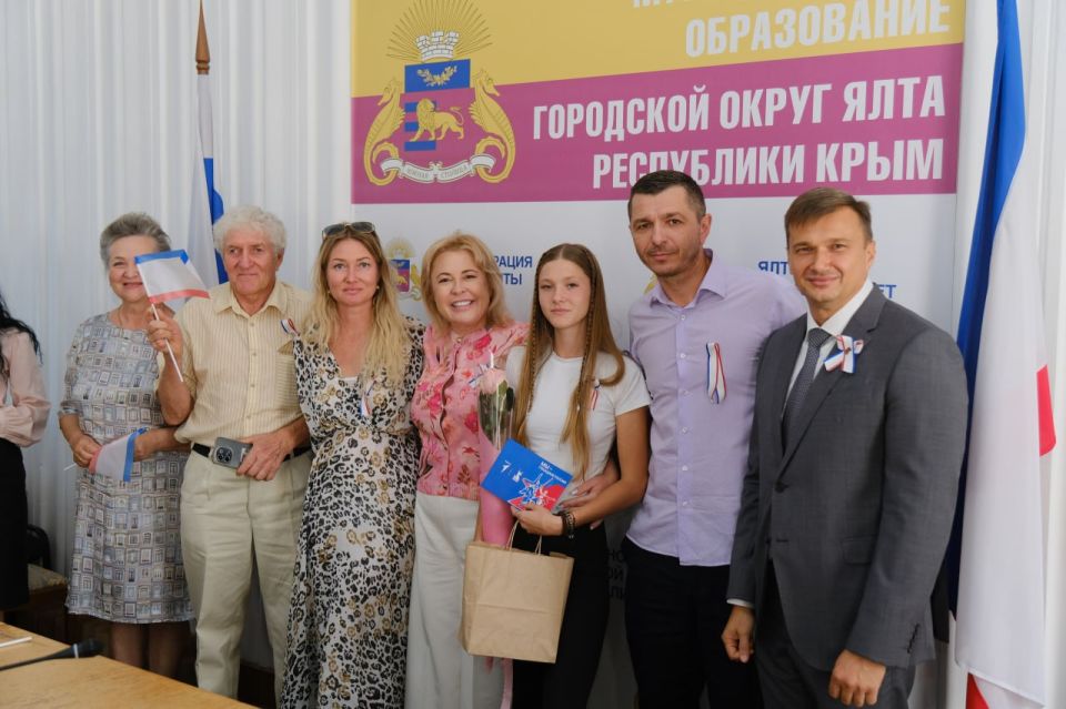 Янина Павленко: Особенный день для 16 юных ялтинцев, которых сегодня, в День Государственного флага и герба Республики, мы торжественно поздравили с получением паспортов! Янина Павленко: Особенный день для 16 юных ялтинцев, которых сегодня, в День Государственного флага и герба Республики, мы торжественно поздравили с получением паспортов!