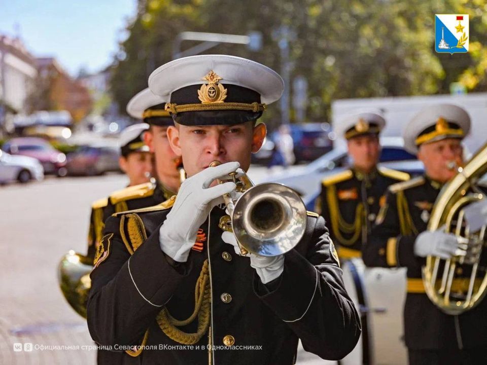 На площади Нахимова у здания Дома Москвы открыли мемориальную доску в честь бывшего мэра Москвы Юрия Лужкова