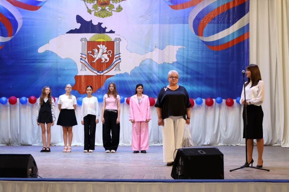 24 сентября, в день Общекрымского праздника – Дня Государственного герба и Государственного флага Республики Крым, в районном Доме культуры поселка Раздольное состоялся праздничный концерт «Символы, рожденные историей» 24 сентября, в день Общекрымского праздника – Дня Государственного герба и Государственного флага Республики Крым, в районном Доме культуры поселка Раздольное состоялся праздничный концерт «Символы, рожденные историей»