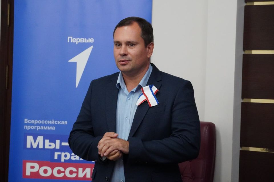 В честь Дня Государственного герба и Государственного флага Республики Крым в администрации города Керчи вручили паспорта юным керчанам В честь Дня Государственного герба и Государственного флага Республики Крым в администрации города Керчи вручили паспорта юным керчанам