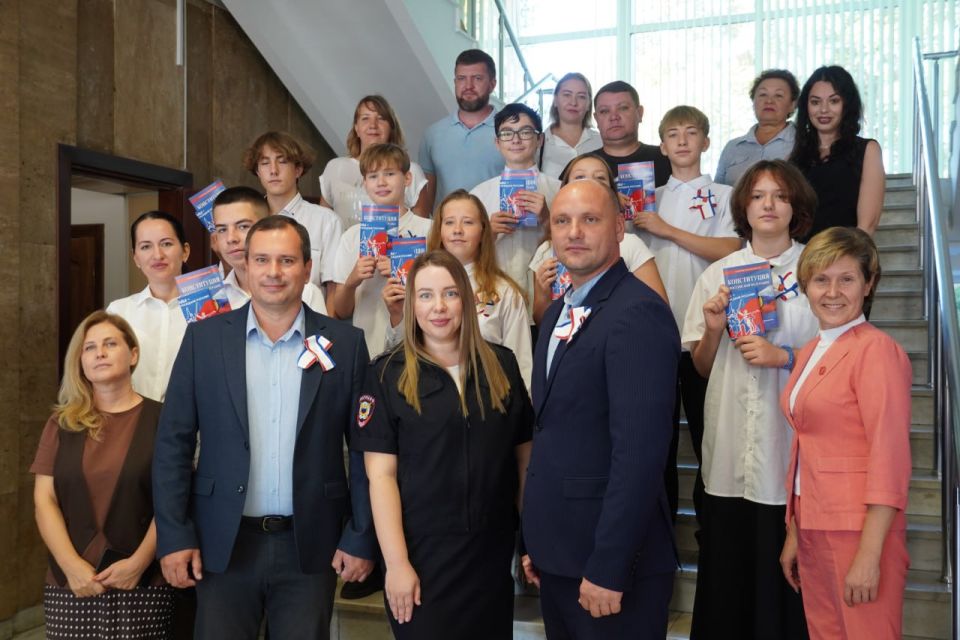 В честь Дня Государственного герба и Государственного флага Республики Крым в администрации города Керчи вручили паспорта юным керчанам В честь Дня Государственного герба и Государственного флага Республики Крым в администрации города Керчи вручили паспорта юным керчанам