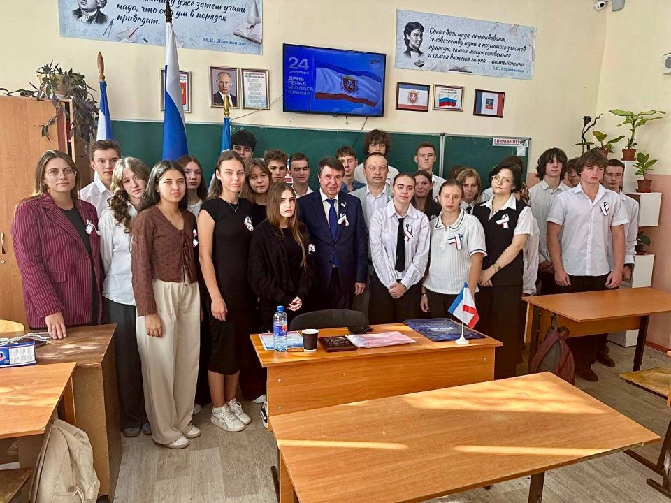 Парламентские уроки посвящённые Дню Государственного флага и герба Республики Крым Парламентские уроки посвящённые Дню Государственного флага и герба Республики Крым