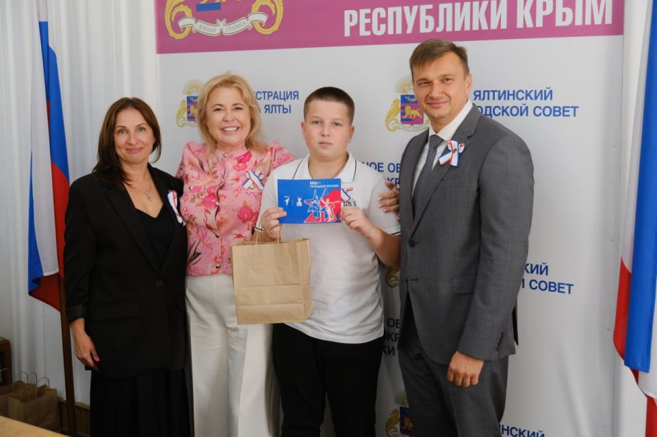 Янина Павленко: Особенный день для 16 юных ялтинцев, которых сегодня, в День Государственного флага и герба Республики, мы торжественно поздравили с получением паспортов! Янина Павленко: Особенный день для 16 юных ялтинцев, которых сегодня, в День Государственного флага и герба Республики, мы торжественно поздравили с получением паспортов!