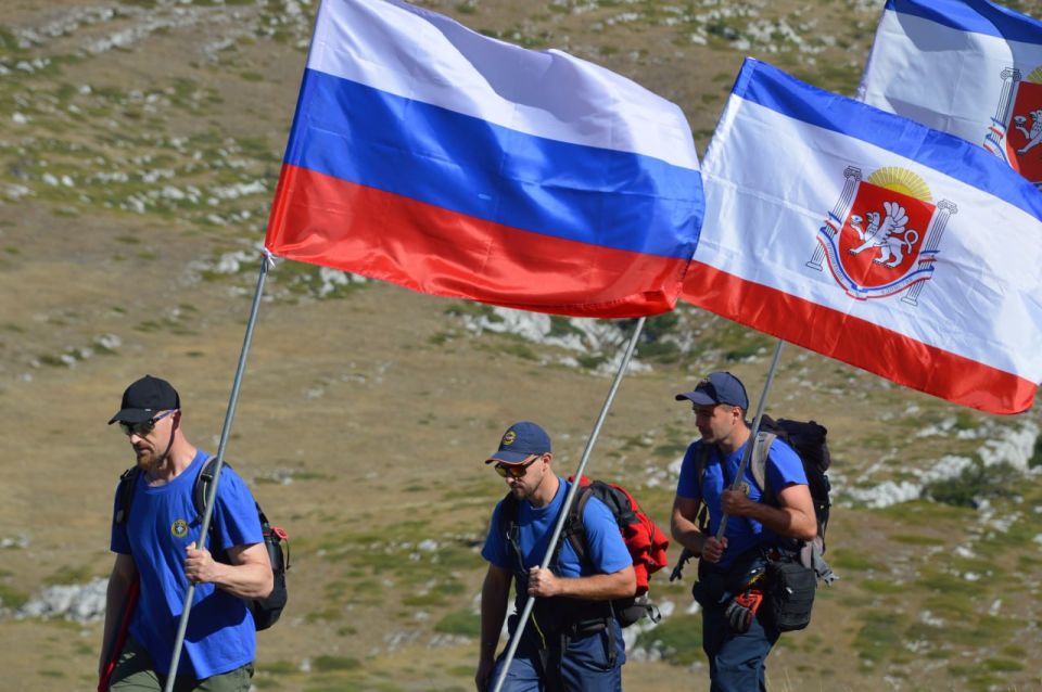В Крыму спасатели подняли флаг республики на вершине Чатыр-Дага В Крыму спасатели подняли флаг республики на вершине Чатыр-Дага