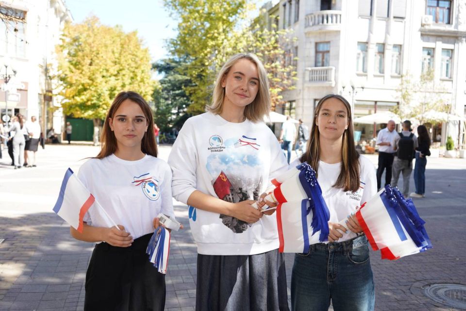 Процветай, родной Крым!. Волонтёры Победы и активисты «Молодой Гвардии Единой России» поздравили с днем Государственного герба и Государственного флага Республики Крым! Молодежь на центральных улицах Симферополя раздавали... Процветай, родной Крым!. Волонтёры Победы и активисты «Молодой Гвардии Единой России» поздравили с днем Государственного герба и Государственного флага Республики Крым! Молодежь на центральных улицах Симферополя раздавали...