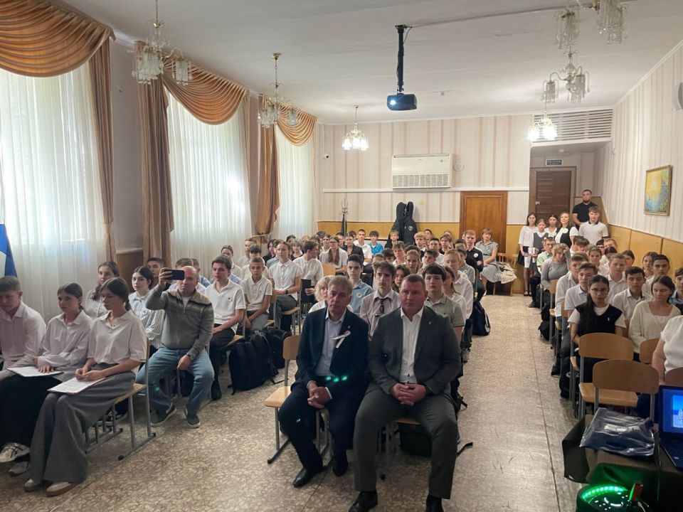 Парламентский урок, посвященный Дню Государственного флага и герба Республики Крым, прошел в симферопольской школе №18 Парламентский урок, посвященный Дню Государственного флага и герба Республики Крым, прошел в симферопольской школе №18