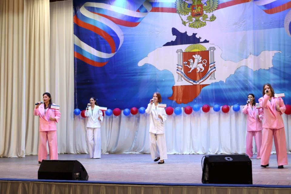 24 сентября, в день Общекрымского праздника – Дня Государственного герба и Государственного флага Республики Крым, в районном Доме культуры поселка Раздольное состоялся праздничный концерт «Символы, рожденные историей» 24 сентября, в день Общекрымского праздника – Дня Государственного герба и Государственного флага Республики Крым, в районном Доме культуры поселка Раздольное состоялся праздничный концерт «Символы, рожденные историей»