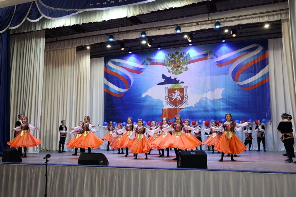 24 сентября, в день Общекрымского праздника – Дня Государственного герба и Государственного флага Республики Крым, в районном Доме культуры поселка Раздольное состоялся праздничный концерт «Символы, рожденные историей» 24 сентября, в день Общекрымского праздника – Дня Государственного герба и Государственного флага Республики Крым, в районном Доме культуры поселка Раздольное состоялся праздничный концерт «Символы, рожденные историей»