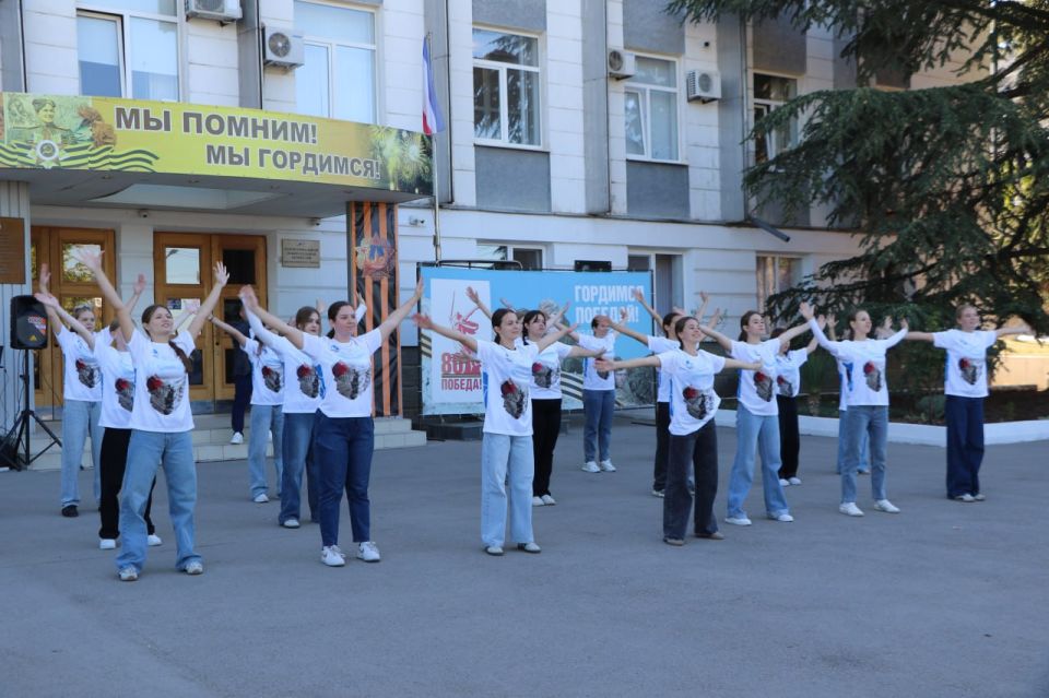 Ольга Урайкина: День Государственного герба и Государственного флага Республики Крым начался с триколора! Ольга Урайкина: День Государственного герба и Государственного флага Республики Крым начался с триколора!
