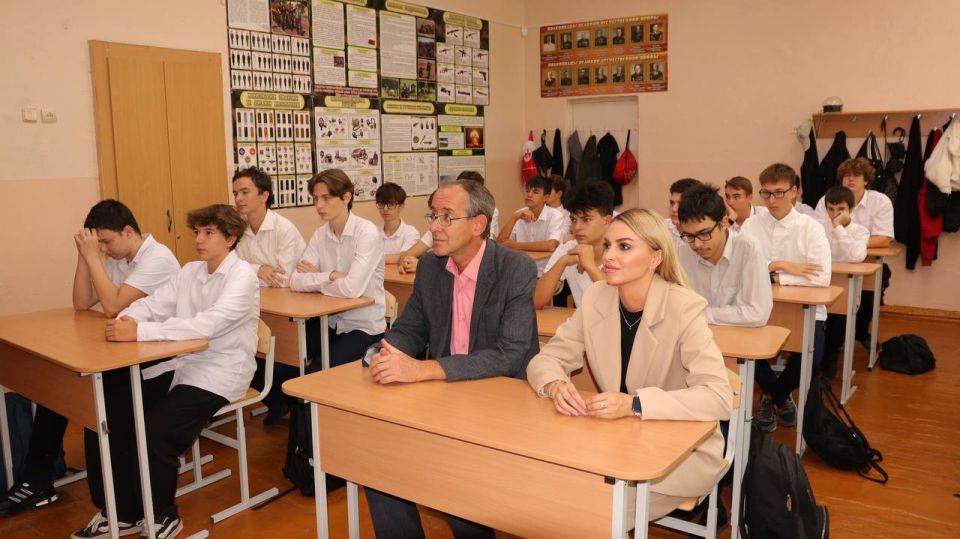 Анастасия Гридчина: Провела парламентские уроки приуроченные ко Дню Государственного герба и флага Республики Крым Анастасия Гридчина: Провела парламентские уроки приуроченные ко Дню Государственного герба и флага Республики Крым