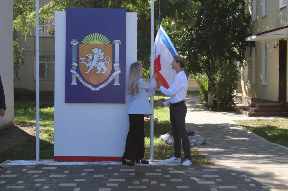 С 2016 года в Республике Крым 24 сентября отмечается как День Государственного герба и Государственного флага С 2016 года в Республике Крым 24 сентября отмечается как День Государственного герба и Государственного флага