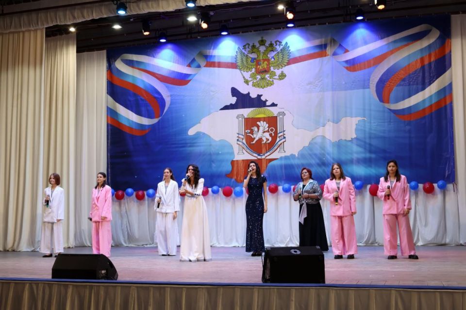 24 сентября, в день Общекрымского праздника – Дня Государственного герба и Государственного флага Республики Крым, в районном Доме культуры поселка Раздольное состоялся праздничный концерт «Символы, рожденные историей»