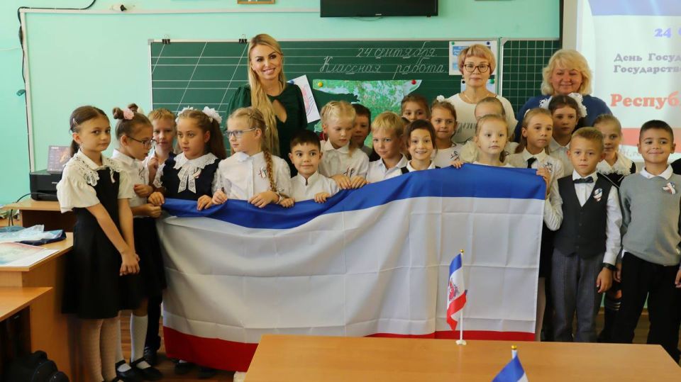 Анастасия Гридчина: Провела парламентские уроки приуроченные ко Дню Государственного герба и флага Республики Крым Анастасия Гридчина: Провела парламентские уроки приуроченные ко Дню Государственного герба и флага Республики Крым