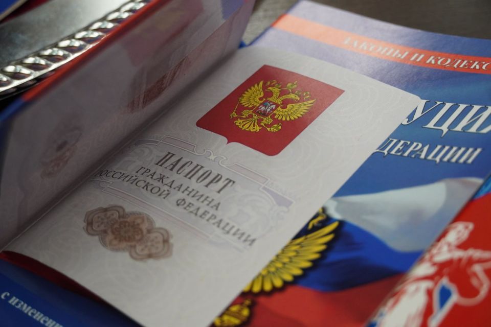 В честь Дня Государственного герба и Государственного флага Республики Крым в администрации города Керчи вручили паспорта юным керчанам В честь Дня Государственного герба и Государственного флага Республики Крым в администрации города Керчи вручили паспорта юным керчанам