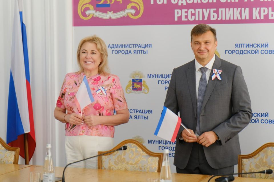 Янина Павленко: Особенный день для 16 юных ялтинцев, которых сегодня, в День Государственного флага и герба Республики, мы торжественно поздравили с получением паспортов! Янина Павленко: Особенный день для 16 юных ялтинцев, которых сегодня, в День Государственного флага и герба Республики, мы торжественно поздравили с получением паспортов!