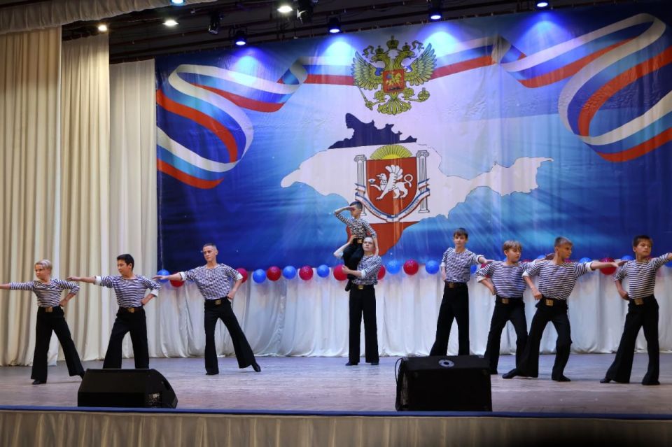 24 сентября, в день Общекрымского праздника – Дня Государственного герба и Государственного флага Республики Крым, в районном Доме культуры поселка Раздольное состоялся праздничный концерт «Символы, рожденные историей» 24 сентября, в день Общекрымского праздника – Дня Государственного герба и Государственного флага Республики Крым, в районном Доме культуры поселка Раздольное состоялся праздничный концерт «Символы, рожденные историей»