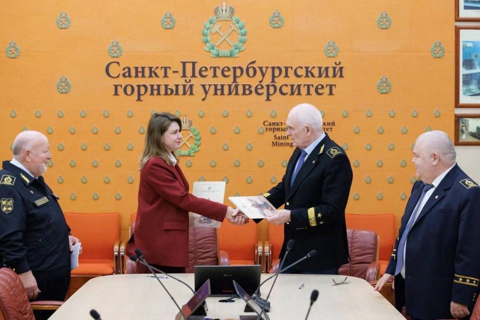 Министр экологии и природных ресурсов Республики Крым Ольга Шевцова и ректор Санкт-Петербургского горного университета Императрицы Екатерины II Владимир Литвиненко подписали соглашение о сотрудничестве между ведомством и... Министр экологии и природных ресурсов Республики Крым Ольга Шевцова и ректор Санкт-Петербургского горного университета Императрицы Екатерины II Владимир Литвиненко подписали соглашение о сотрудничестве между ведомством и...