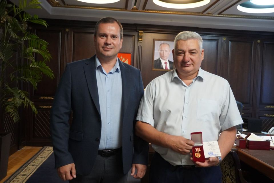 Глава администрации Олег Каторгин поздравил с личным праздником и вручил награду Сергею Егорову Глава администрации Олег Каторгин поздравил с личным праздником и вручил награду Сергею Егорову