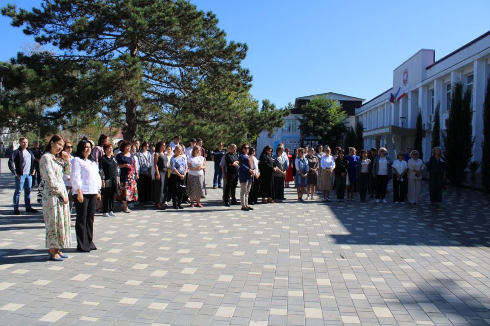 С 2016 года в Республике Крым 24 сентября отмечается как День Государственного герба и Государственного флага С 2016 года в Республике Крым 24 сентября отмечается как День Государственного герба и Государственного флага