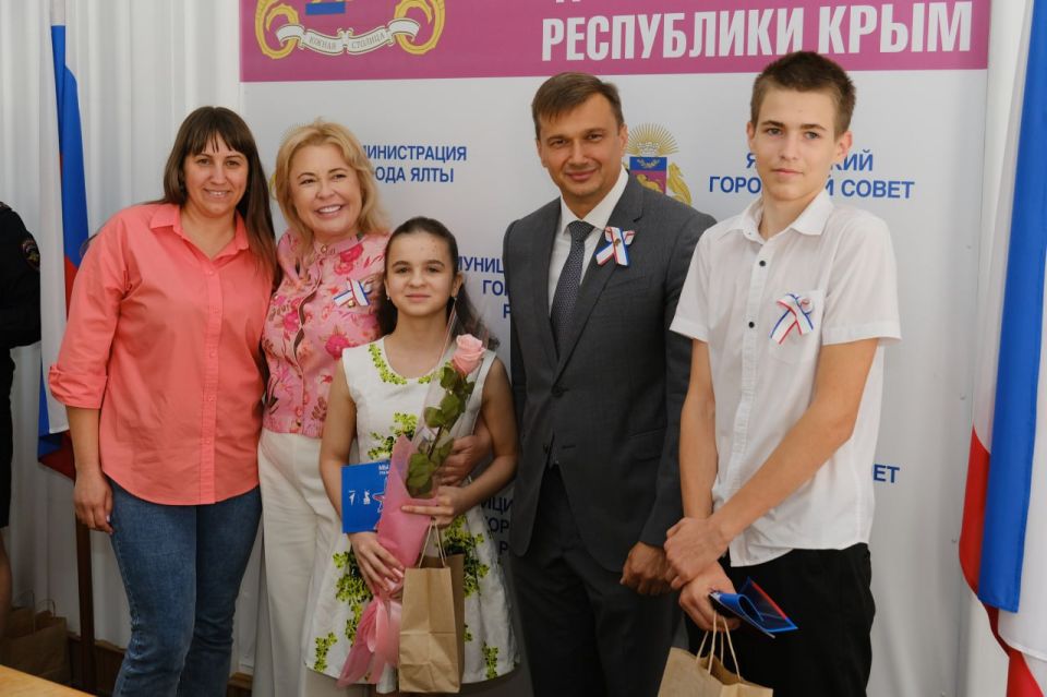 Янина Павленко: Особенный день для 16 юных ялтинцев, которых сегодня, в День Государственного флага и герба Республики, мы торжественно поздравили с получением паспортов! Янина Павленко: Особенный день для 16 юных ялтинцев, которых сегодня, в День Государственного флага и герба Республики, мы торжественно поздравили с получением паспортов!
