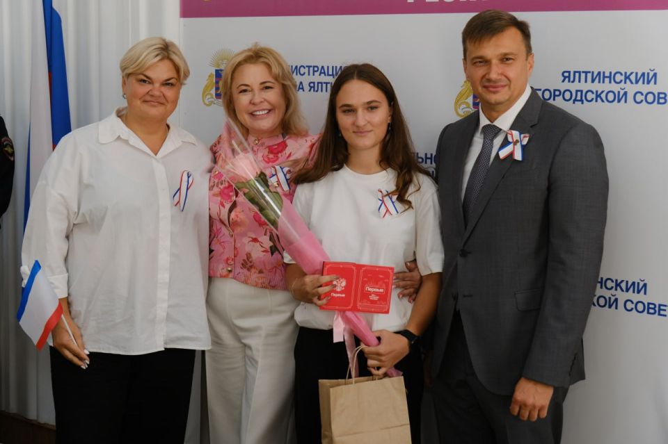 Янина Павленко: Особенный день для 16 юных ялтинцев, которых сегодня, в День Государственного флага и герба Республики, мы торжественно поздравили с получением паспортов! Янина Павленко: Особенный день для 16 юных ялтинцев, которых сегодня, в День Государственного флага и герба Республики, мы торжественно поздравили с получением паспортов!