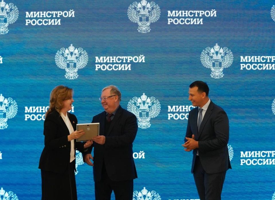 В Минстрое России прошло награждение организаторов и участников профориентационной площадки «Я-строитель будущего!» в рамках празднования 100-летия МДЦ «Артек», Республика Крым В Минстрое России прошло награждение организаторов и участников профориентационной площадки «Я-строитель будущего!» в рамках празднования 100-летия МДЦ «Артек», Республика Крым