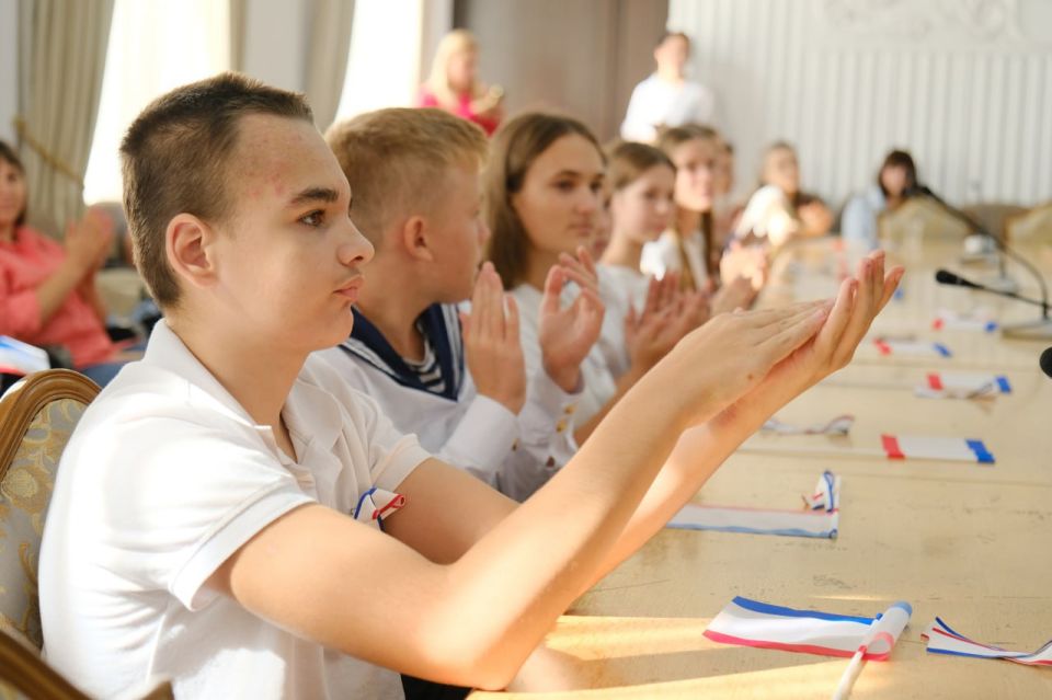 Янина Павленко: Особенный день для 16 юных ялтинцев, которых сегодня, в День Государственного флага и герба Республики, мы торжественно поздравили с получением паспортов! Янина Павленко: Особенный день для 16 юных ялтинцев, которых сегодня, в День Государственного флага и герба Республики, мы торжественно поздравили с получением паспортов!