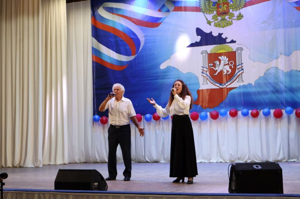 24 сентября, в день Общекрымского праздника – Дня Государственного герба и Государственного флага Республики Крым, в районном Доме культуры поселка Раздольное состоялся праздничный концерт «Символы, рожденные историей» 24 сентября, в день Общекрымского праздника – Дня Государственного герба и Государственного флага Республики Крым, в районном Доме культуры поселка Раздольное состоялся праздничный концерт «Символы, рожденные историей»