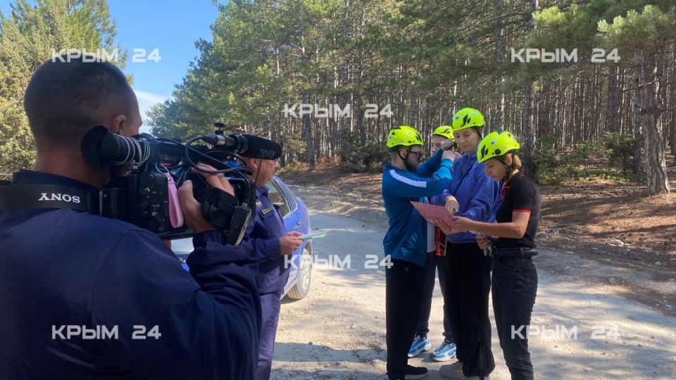 Журналисты Крыма проходят квест «Почувствуй себя спасателем» Журналисты Крыма проходят квест «Почувствуй себя спасателем»