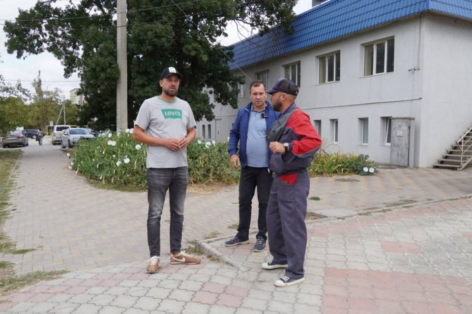 Глава администрации Керчи Олег Каторгин проверил, как продвигается благоустройство территории вокруг городского автовокзала Глава администрации Керчи Олег Каторгин проверил, как продвигается благоустройство территории вокруг городского автовокзала