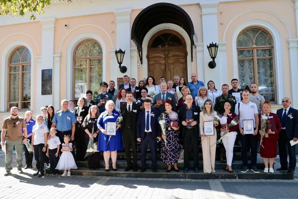 Государственный Совет Республики Крым отметил заслуги сотрудников Министерства юстиции Республики Крым, вручив им Благодарности в рамках празднования Дня Государственного герба и Государственного флага Республики Крым Государственный Совет Республики Крым отметил заслуги сотрудников Министерства юстиции Республики Крым, вручив им Благодарности в рамках празднования Дня Государственного герба и Государственного флага Республики Крым