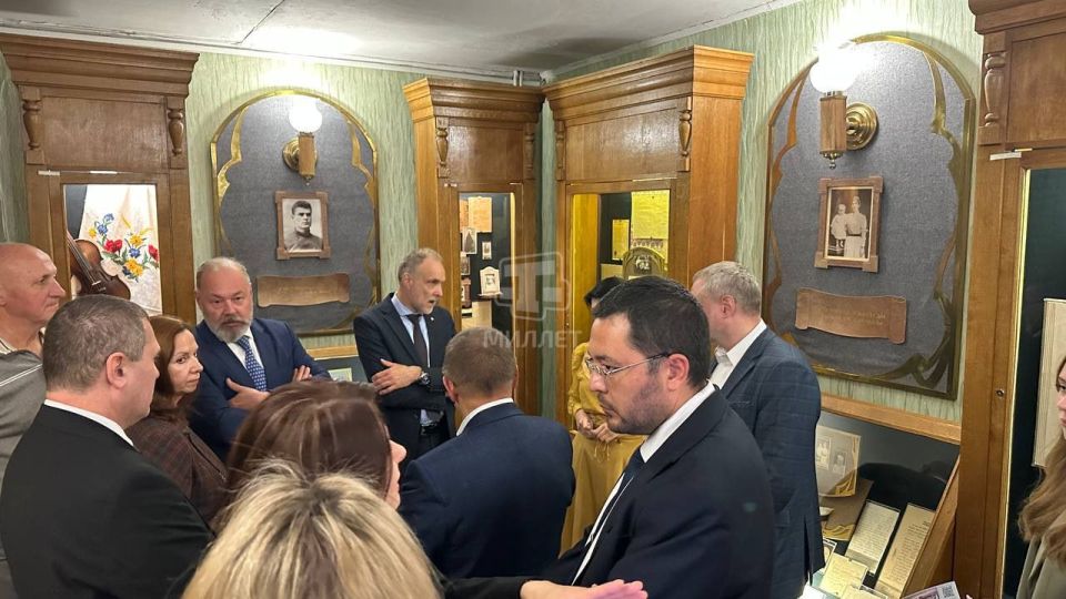 Крымская делегация посетила экскурсия в музей Максима Богдановича — белорусского писателя, который похоронен в Крыму Крымская делегация посетила экскурсия в музей Максима Богдановича — белорусского писателя, который похоронен в Крыму