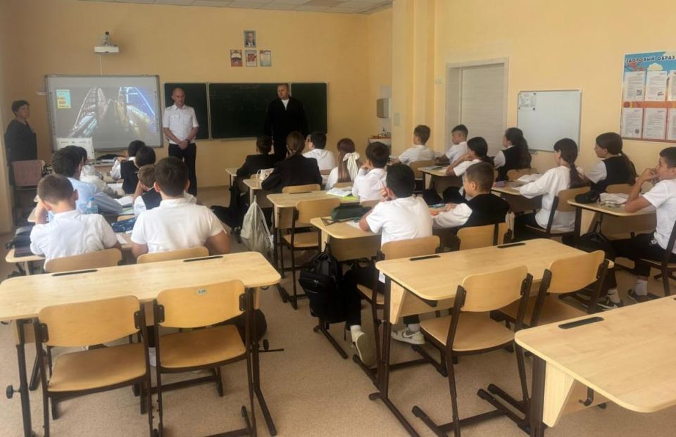 В Крыму транспортная полиция проводит профилактические мероприятия для школьников в рамках детского месячника «Уступи дорогу поездам» В Крыму транспортная полиция проводит профилактические мероприятия для школьников в рамках детского месячника «Уступи дорогу поездам»