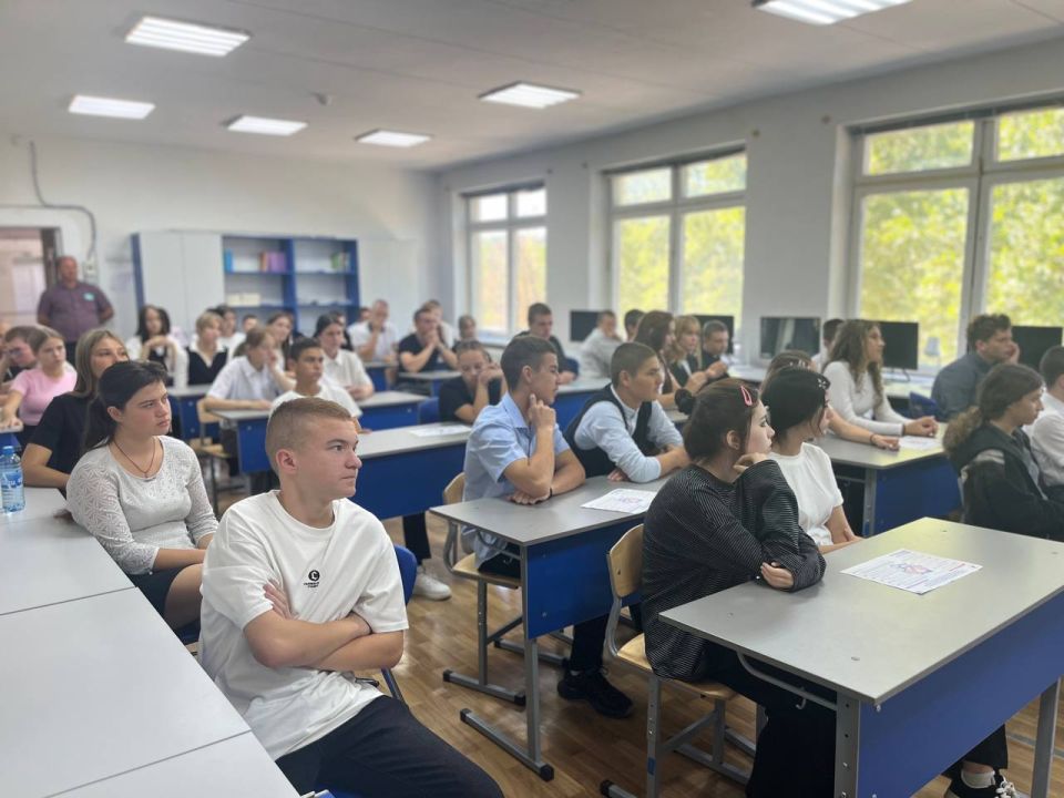 В Севастополе полицейские продолжают проводить профилактические беседы с подростками В Севастополе полицейские продолжают проводить профилактические беседы с подростками