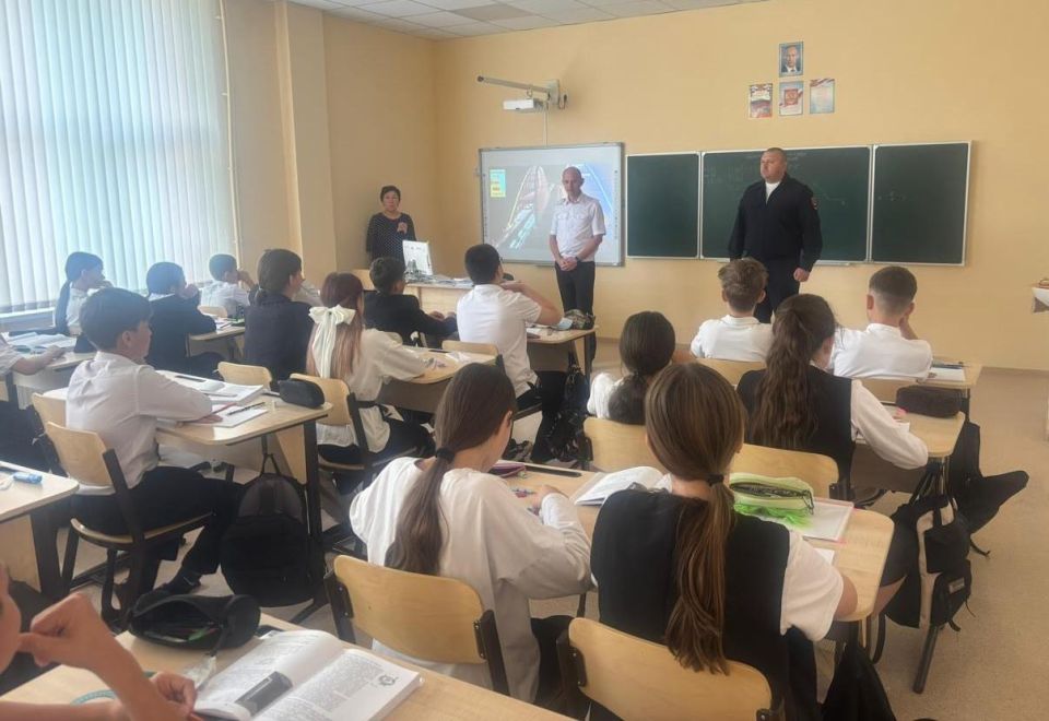 В Крыму транспортная полиция проводит профилактические мероприятия для школьников в рамках детского месячника «Уступи дорогу поездам» В Крыму транспортная полиция проводит профилактические мероприятия для школьников в рамках детского месячника «Уступи дорогу поездам»
