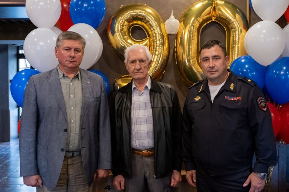 Начальник УМВД России по г. Севастополю генерал-майор полиции Сергей Викторович Сигунов поздравил с юбилеем бывшего начальника городской милиции генерал-лейтенанта милиции в отставке Вивата Александровича Белобородова Начальник УМВД России по г. Севастополю генерал-майор полиции Сергей Викторович Сигунов поздравил с юбилеем бывшего начальника городской милиции генерал-лейтенанта милиции в отставке Вивата Александровича Белобородова