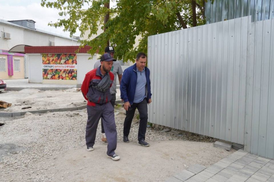 Глава администрации Керчи Олег Каторгин проверил, как продвигается благоустройство территории вокруг городского автовокзала Глава администрации Керчи Олег Каторгин проверил, как продвигается благоустройство территории вокруг городского автовокзала