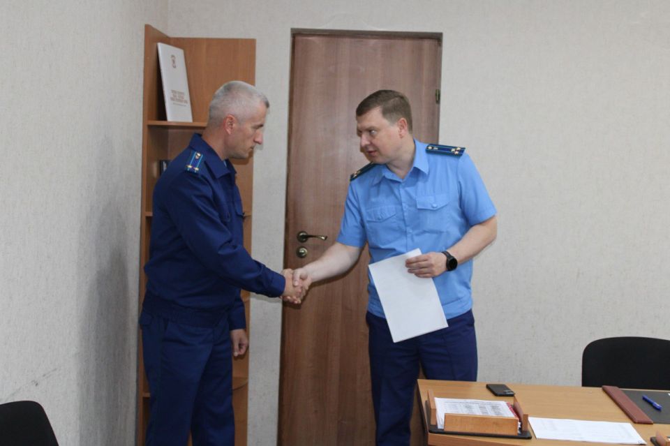 Игорь Крутьков: Сегодня вместе с председателем районного совета Викторией Заботиной и руководителями силовых ведомств Ленинского района присутствовали на официальной церемонии представления нового прокурора района Алексея... Игорь Крутьков: Сегодня вместе с председателем районного совета Викторией Заботиной и руководителями силовых ведомств Ленинского района присутствовали на официальной церемонии представления нового прокурора района Алексея...